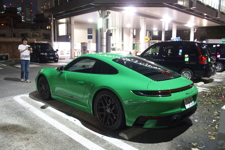 前20インチ、後ろ21インチサイズの「チタニウムグレー カレラSホイール」やテールパイプがハイグロスブラックで塗られた「スポーツエキゾーストシステム」が専用装備として採用される。