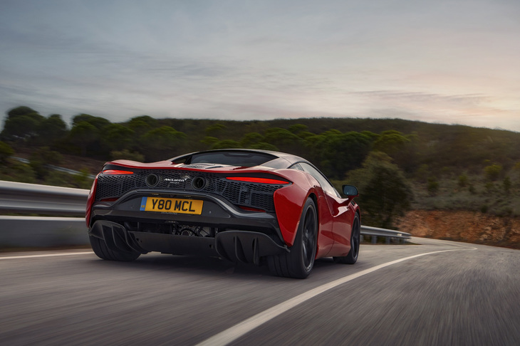 「アルトゥーラ」には5年間の車両保証のほか、6 年間のバッテリー保証が備わる。