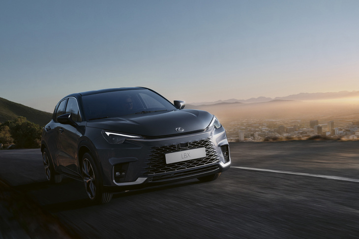 2023年11月に発表されたレクサスの新型プレミアムコンパクトSUV「LBX」は、「高級車の概念を変えるサイズのヒエラルキーを超えた次世代レクサスモデル」とうたわれている。車両本体価格は460万円から。