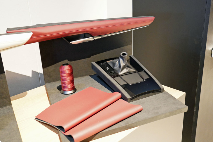 こちらは「マツダ3ファストバック」専用となるバーガンディーレッドの本革。