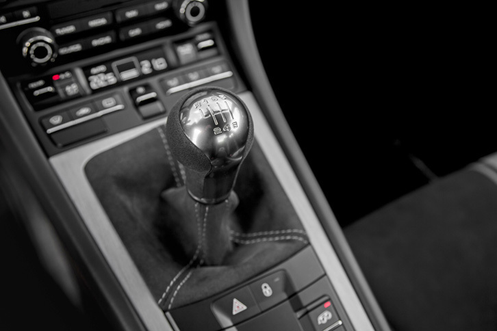 6段MTは“無償オプション”として設定されている。オートブリッピング機能が備わる。