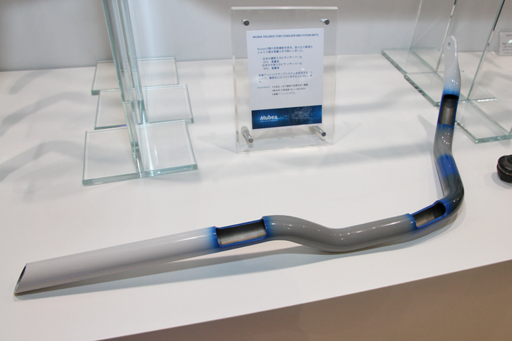 軽量化技術を得意とする、同じくムベアの差厚鋼管スタビライザー・バー。外径は一定だが、必要な強度に応じて部分的に肉厚が異なる差厚鋼管のスタビライザーは、鋼管を内製している同社だけのものとか。