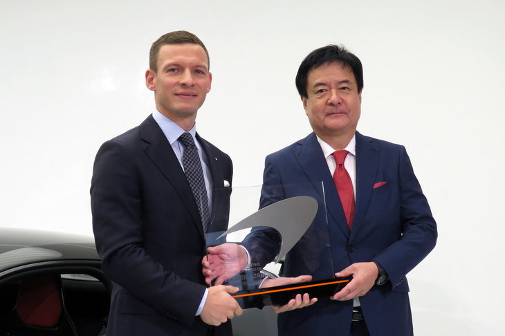 SKYグループの笠井成人CEO（右）と、マクラーレン・オートモーティブ アジア・パシフィック担当マネージング・ディレクターのジョージ・ビッグス氏（左）。