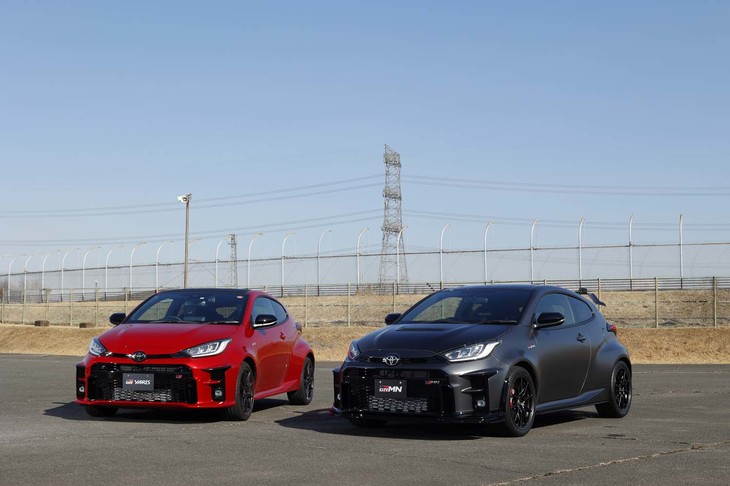 2022年1月14日の「東京オートサロン2022」でデビューした「GRMNヤリス」（写真右）。左の車両は、ベースとなった「GRヤリス」。