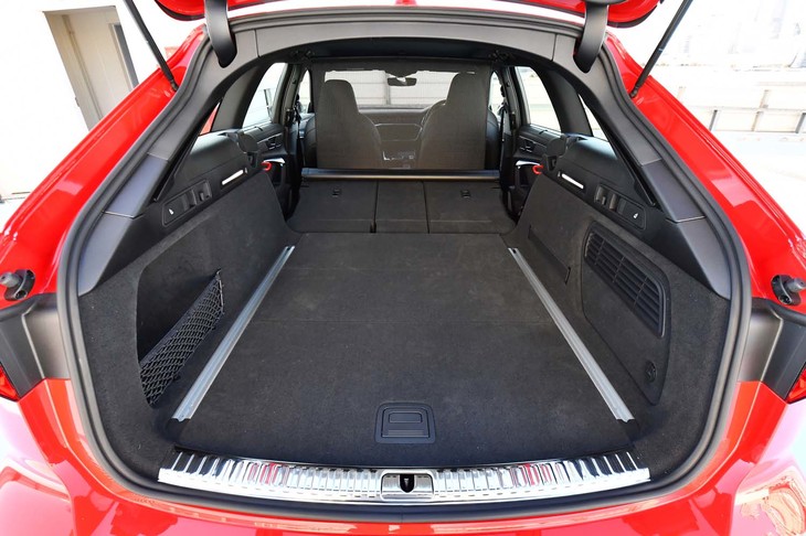 後席の背もたれを倒して荷室容量を最大化した状態。写真では、前席と空間を隔てるネットを展開している。