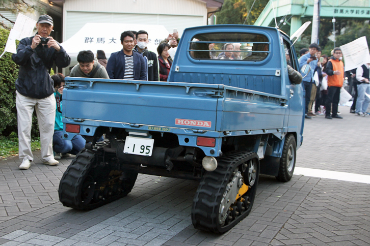 積雪地向けのオプションであるスノーラを装着した「ホンダTN360」。今日の「アクティ トラック」のルーツである。スノーラには前輪に履かせるスキー板も含まれていた。