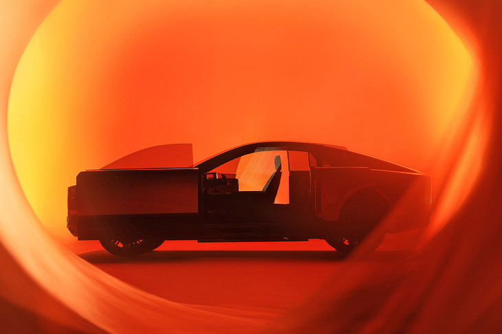 2025年10月15日に公開された、コンセプトモデルのティザー画像。この段階ですでに、webCGほったの脳内は「センチュリーがクーペ!?」「このドアどうなってんの!?」と大騒ぎだった。踊らされてる。踊らされてる（笑）。