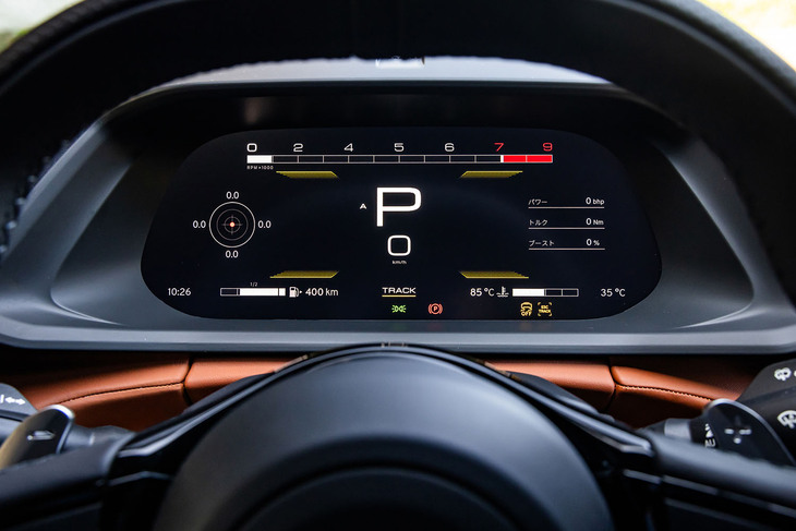 12.3インチのTFTドライバーディスプレイ。ドライビングモードに合わせて表示デザインも変更される。写真はサーキット走行向けとなる「TRACK」モードを選択した様子。