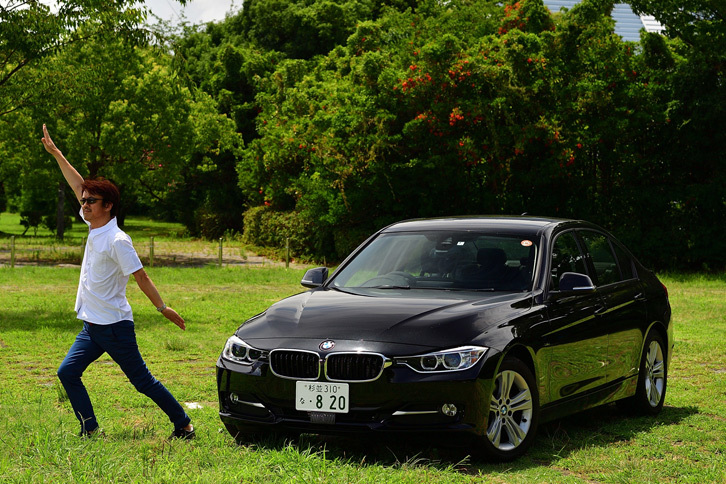 “エリート特急”こと「BMW 320d」と筆者。