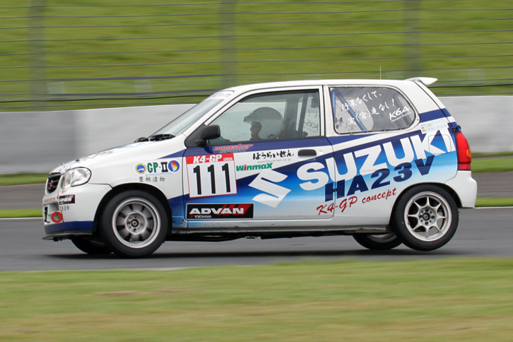 左後輪を浮かせて走る「行革_モンスターアルト」。総合8位、GP-2クラス2位となった。