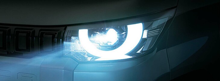 「デリカミニ」のヘッドランプ。やはり似ているのは否定できない。