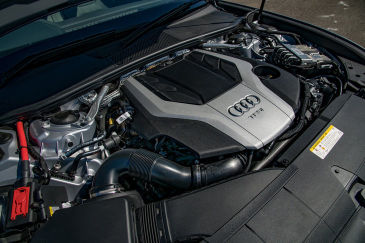 最高出力340ps、最大トルク500Nmを発生する3リッターV6直噴ターボエンジン。48Vのマイルドハイブリッド機構が組み合わされる。