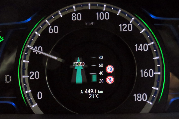 「信号情報活用運転支援システム」の表示画面。前方の交差点を青信号で通過できる際には、写真のように推奨速度範囲が表示され、通過前に赤信号になると予想される場合はドライバーに減速を促す。（写真＝webCG）