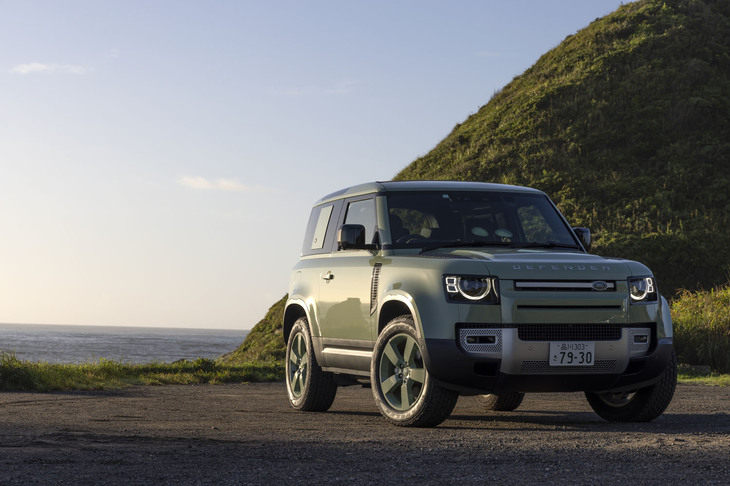 ランドローバーの始まりとなる「ランドローバー・シリーズI」が、1948年のアムステルダムモーターショーで発表されてから2023年で75周年を迎えることを記念する特別仕様車「ディフェンダー75thリミテッドエディション」。ショートボディーの「90」（写真）とロングボディーの「110」の2モデルが設定された。