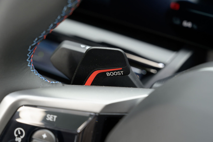 ステアリングパドルは左側のみに装備。これを引くと10秒間のブースト機能が作動する（運転中かつアクセルを踏んでいるときのみ）。