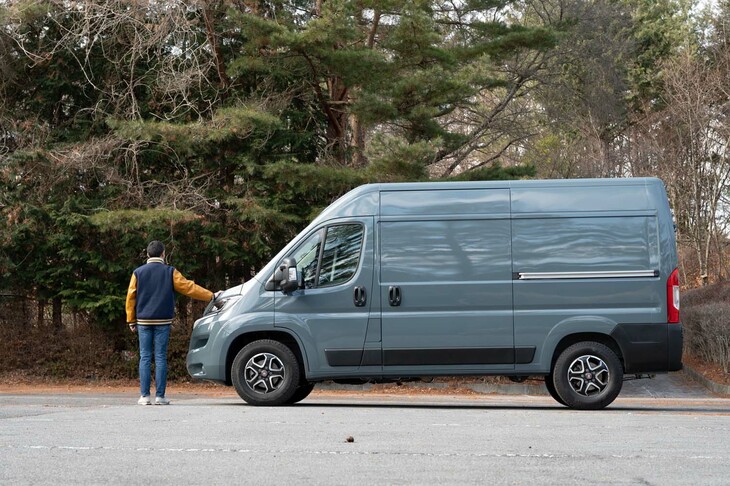 今回の試乗車「L2H2」は国内に導入されるなかでは一番小さい「デュカト」だが、それでもボディーサイズは全長×全幅×全高＝5410×2050×2525mmにも達する。前に立っているのは身長178cmの男性。