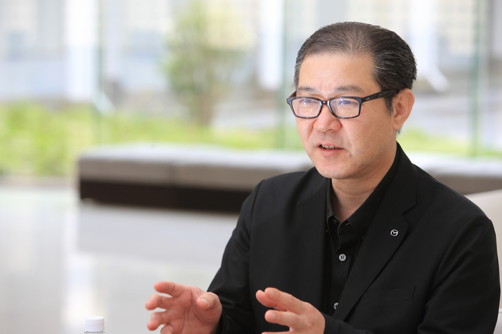 ＜プロフィール＞
	1986年に入社。当初は開発管理部に配属されたものの、翌年には商品企画開発推進本部に異動となり、以降長きにわたり商品企画に携わり続けた。2011年にプログラム開発推進本部に異動し、「デミオ／マツダ2」の担当主査を担当。2013年に現職に就任し、現在に至る。