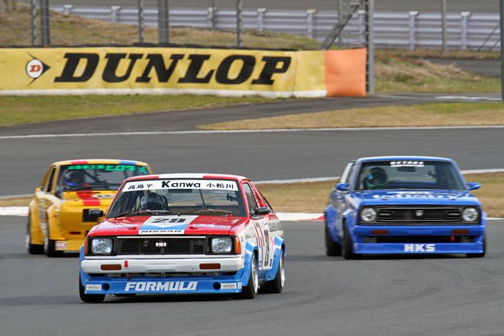 先頭から型式名KB310こと4代目「サニー クーペ」をベースにした「スクーデリアVRKサニー」と「インフィニティー☆ウエタケサニー」、そして先の「HIROTA東名サニー」という、3台のサニーによる激しいトップ争いが展開された。