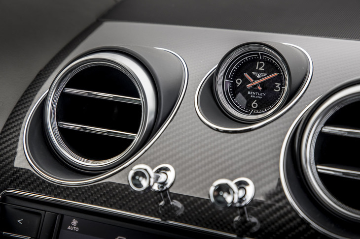 今回インテリアパネルに、新たに「ハイグロスカーボンファイバー」が加わった。