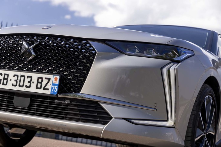 フロントグリルは大小2種類のダイヤモンドパターンで構成。ヘッドランプの端から下に伸びるデイタイムランニングランプはDSのシグネチャーアイテムだが、ほかのモデルよりも大胆な稲妻形を採用している。