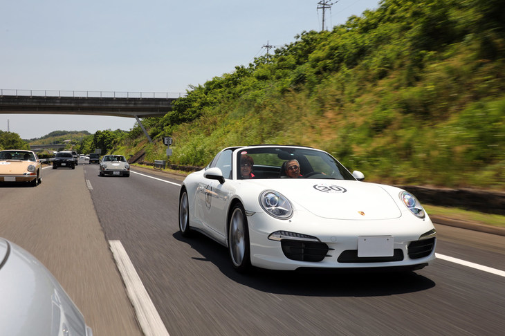 高速道路を軽井沢に向けて北上する参加車両。新旧多種多様な「ポルシェ911」とともにした道中は、参加者たちのいい思い出となったはずだ。（撮影：小川義文）