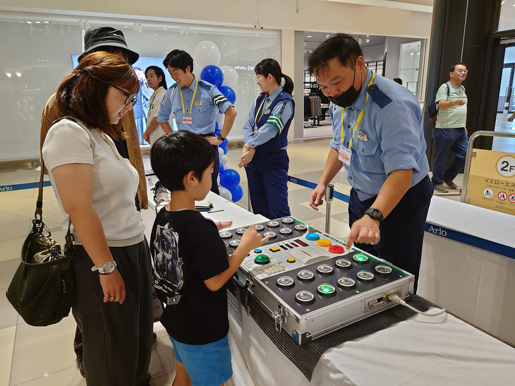 千葉県警によるコンテンツとしては、反射神経のレベルをチェックする機械も。これは、「機器の上面に設置されたライトの点灯に応じてタッチする反応速度」により、反射神経に応じた年齢を示すもの。子どもたちは、もぐらたたきゲーム感覚で楽しんでいたが、年齢が表示されてしまうとあって、大人たちは、ちょっと真剣な様子だった。実年齢より若い判定がでて、子ども以上に喜ぶお父さんの姿も。