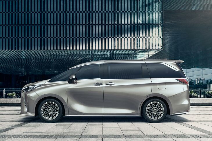 2023年の中国・上海ショーで発表された新型「レクサスLM」。ユーザーにとって好適なクルマの形は、マーケットや用途によって違って当然だ。それはプレミアムカーやショーファーカーでも同じのはずで、クルマの形やありかたは、もっと自由でいいと思う。