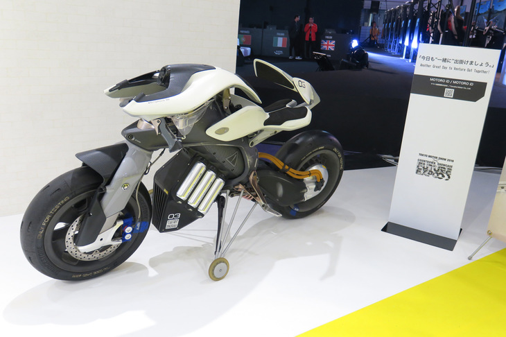 「FUTURE EXPO」の見学もいよいよ佳境。「興味のあるものは見尽くしたかな」と思っていたら、会場の片隅に気になる展示を発見！ 2017年の東京モーターショーに出展され、カッコかわいいロボットバイクとして注目された、ヤマハの「MOTORiD」じゃないか。あれから2年、いささか塗装がくたびれてしまっていたが、スタイリッシュな雄姿は健在である。