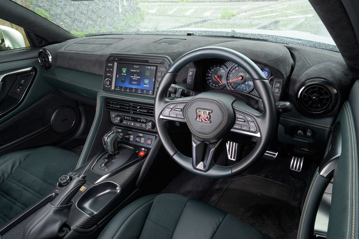 淡いグリーンのインテリアカラーは「プレミアムエディションT-spec」専用色。古めかしいのは確かだが、スポーツドライビングに関して足りないものは何もない。