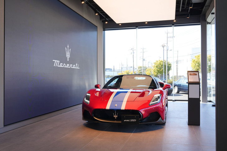 マセラティのチェントロスティーレが特別にデザインしたレースの歴史にオマージュをささげるという「MC20チェロ ロッソ ヴィンチェンテ」。