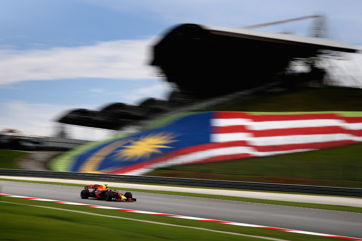 前を走るハミルトンがトラクション不足で苦しんでいるのを見逃さなかったフェルスタッペン（写真）は、4周目にメルセデスを抜きトップへ。その後はファステストラップを更新しながらハミルトンを突き放し、昨年のスペインGPでの初優勝以来となる自身2勝目をマークした。この土曜日に20歳になったばかりの“フライング・ダッチマン”。ここまで14戦で7回リタイアしていただけに、会心のバースデー勝利となった。（Photo=Red Bull Racing）
	 