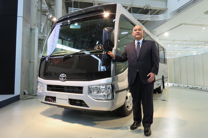 新型「コースター」と主査の山川雅弘氏。