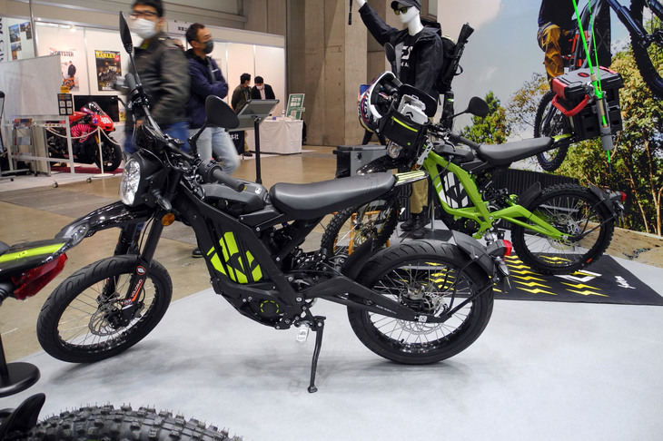 「サーロン・ライトビーL1j」（手前）と「ライトビーL1e」（奥）。