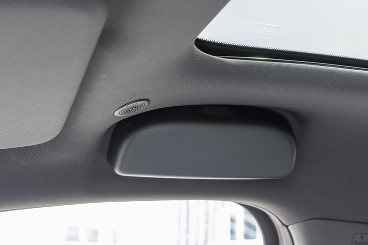 「ロングレンジ」には運転席のアシストグリップの代わりにサングラスホルダーが備わっている。