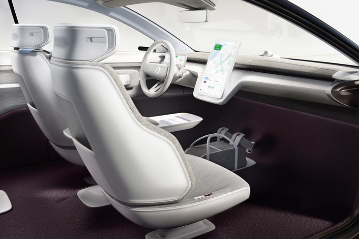 内装は非常にシンプルで、インストゥルメントパネルまわりにも物理的なスイッチはほとんど存在しない。