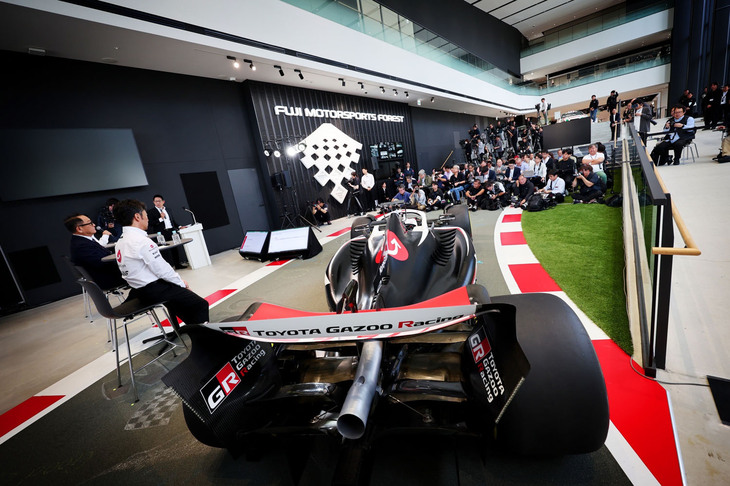 2024年10月11日にTOYOTA GAZOO RacingとMoneyGram Haas F1 Teamが富士スピードウェイで行った業務提携発表記者会見の様子。