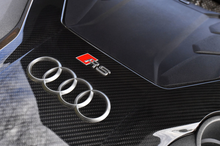 「RS」のロゴが輝くカーボン製のエンジンカバーは、オプションの「カーボンスタイリングパッケージ」に含まれるアイテム。