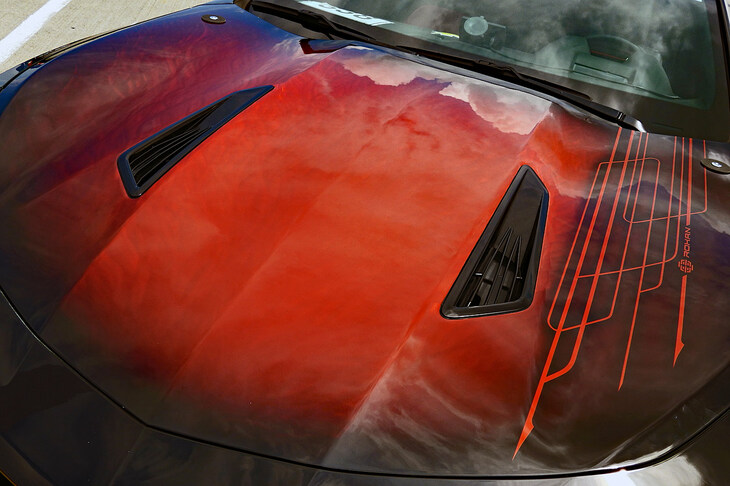 ……とはいえ、やはり気になってしまうのがこのボンネット。「グラインダータトゥー」という技法だそうだが、カスタムの世界に疎い記者には、やっぱりどうやって加工しているのか見当もつかない。写真で表現しきれないのが悔しいが、本当にきれいな細工だった。