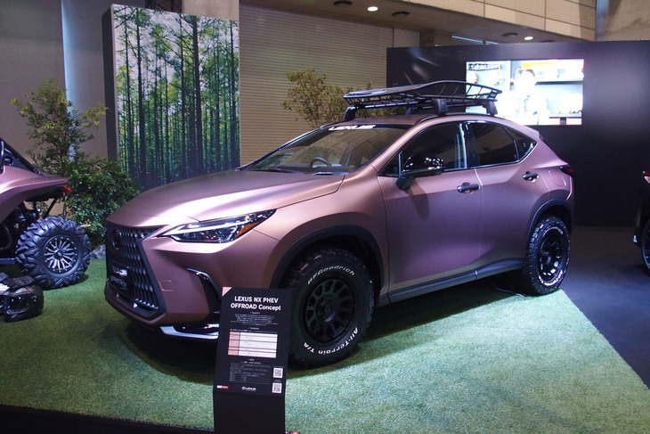 「レクサスNX450h＋」をベース車とし、悪路走破性に優れた大径のオールテレーンタイヤとホイール、ルーフキャリアなどでカスタマイズされた「NX PHEV オフロードコンセプト」。