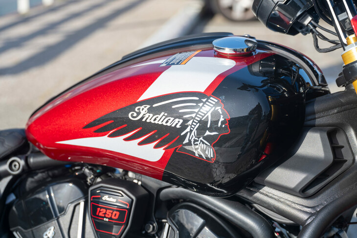 容量13リッターの燃料タンクに描かれたインディアンのグラフィック。インディアン・モーターサイクルは、創業1901年と、現存するバイクブランドとしてはアメリカ最古の歴史を誇る。