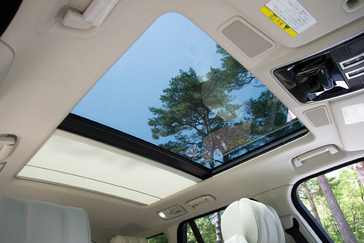 スライディングパノラミックルーフが、室内に開放感をもたらす。