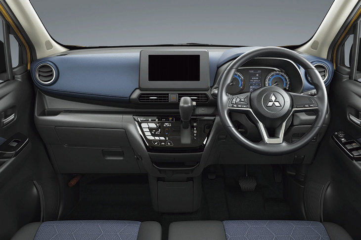 全車でヘッドライトのつけ忘れ防止のため、ヘッドライトスイッチからOFFポジションを廃止。センターパネル部には充電用USBポートが新設された。