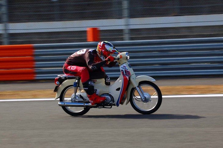 「Cub Mix MATCH」に参戦したティム・ガイザー選手は、モトクロス世界選手権に参戦するライダーだ。直線では、前がほとんど見えないのではと思わせるほど、頭を下げて走る選手ばかりであった。それだけ空気抵抗で差が出るということなのだ。