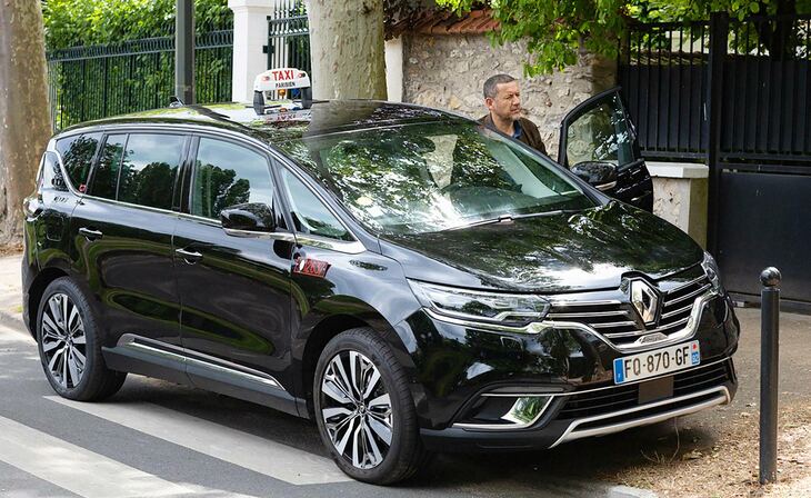 「ルノー・エスパス」
	1984年にデビューしたMPV。ヨーロッパでは目新しかったモノフォルムが注目されて人気となった。映画に登場するのは5代目モデル。2023年3月に発表された6代目は、SUVに転換している。