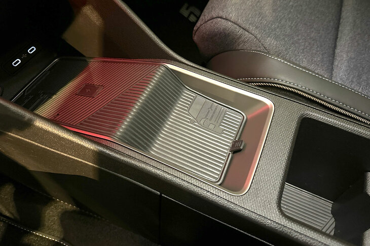 ワイヤレスチャージャー付きのセンターコンソールには、車両前面がレリーフで再現されている。