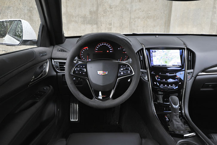 黒で統一されたインテリア。カーボンのインテリアトリムがスポーティーさを強調する。