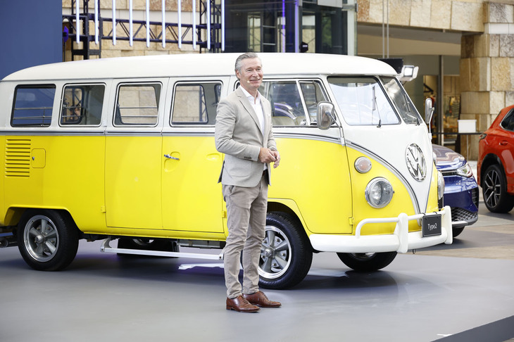 「フォルクスワーゲン・ブランドエキシビション」でステージに立ったフォルクスワーゲン ジャパンのフォルクスワーゲンブランドディレクター、イモー・ブッシュマン氏。