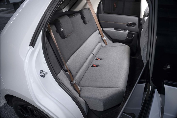 後席の乗車定員は2人。濃淡のあるグレーを使い分けたツートンカラーの表皮はすてきだが、座面、背もたれとも平板で長時間の乗車には向かない。