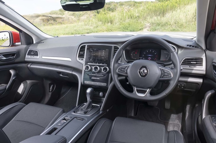 内装ではエアコンの操作ダイヤルの内部に設定温度などが表示されるようになったのが新しい。センタースクリーンはスマートフォンのミラーリングに対応した。