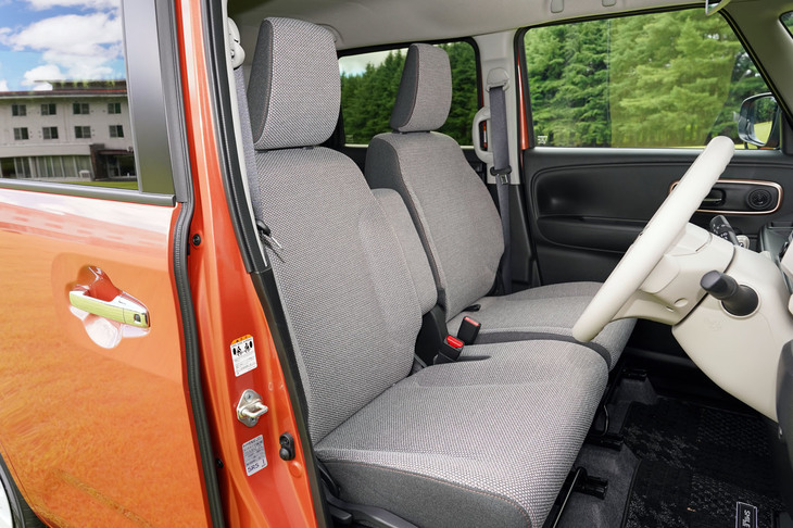 写真のライトグレーのシート表皮は最上級グレード「ハイブリッドX」専用。その他のグレードではダークグレーとなる。